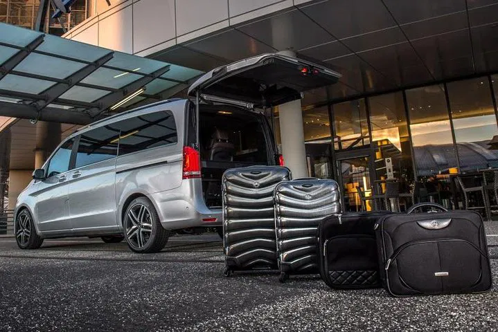 Arrive in Style: Luxury Minivan Airport Transfers in Paris