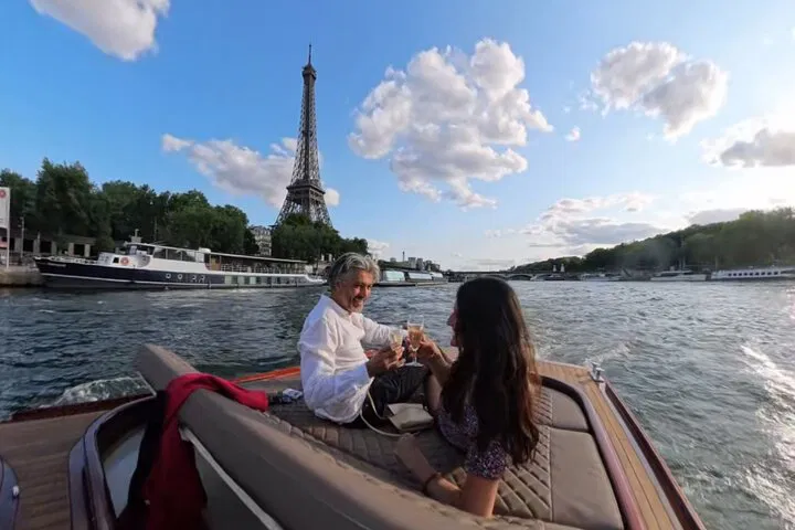 Paris: Romantic Seine Cruise with Champagne