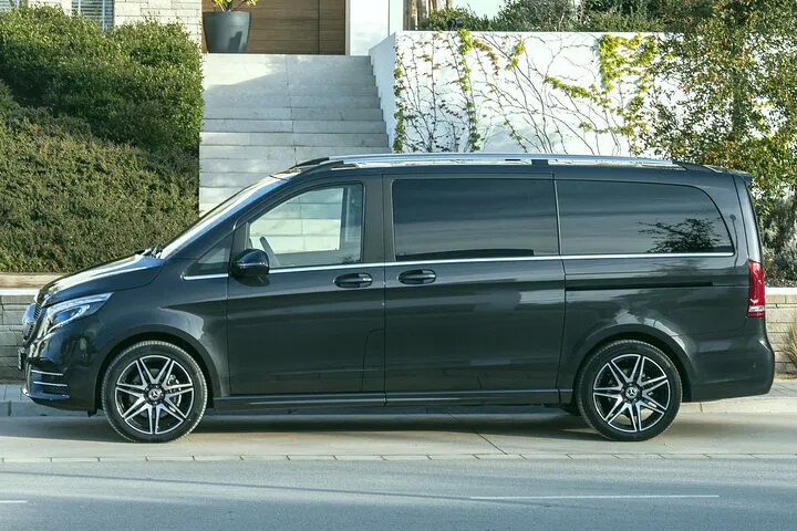 Seamless Versailles Escape: Private Luxury Transfer to CDG Airport