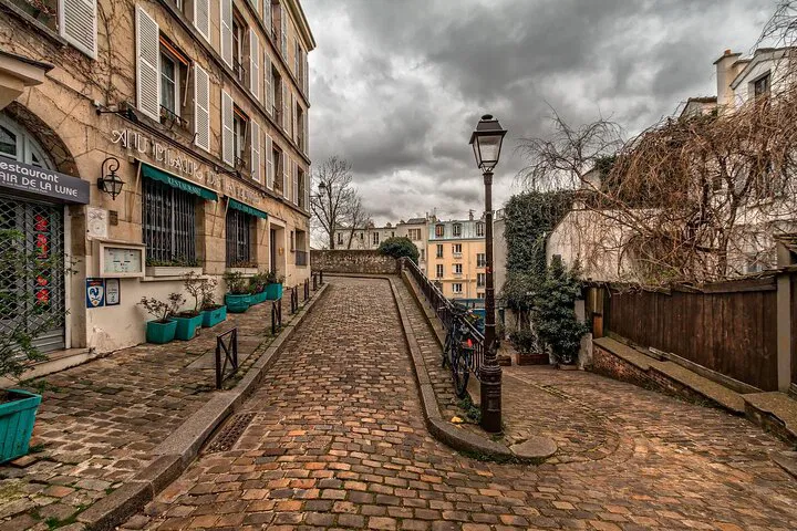 Montmartre's Artistic Magic: A Guided Walking Tour Through Parisian History