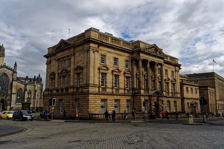 Unlock Edinburgh's Secrets: A Personalized 3-Hour Walking Adventure