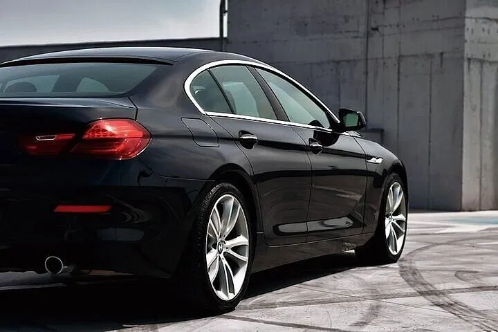Stress-Free Belfast Arrival: Private Airport Transfer to Your Door