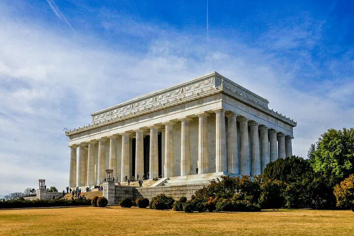 Uncover DC's History: Lincoln Memorial to Washington Monument Small Group Tour