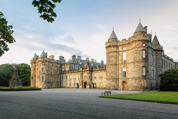 Royal Art & History Await: Explore The King's Gallery!