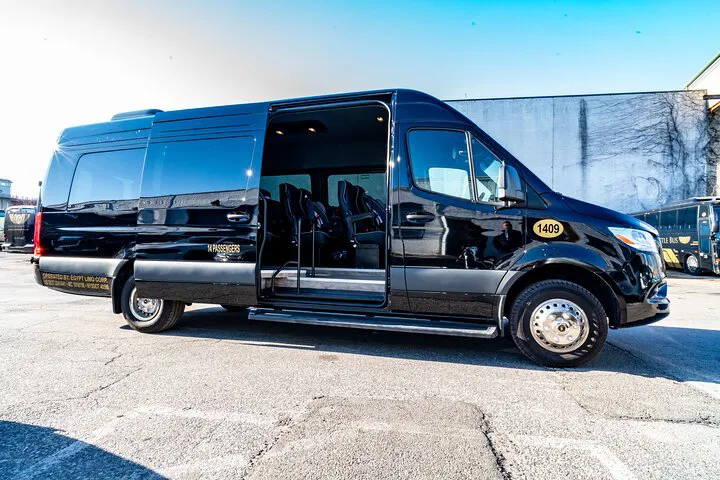 Luxury Arrival: Stress-Free NYC Airport Transfer in Style!
