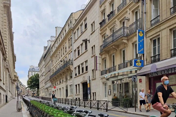 Paris in a Day: Unforgettable Guided Tour with Private Chauffeur