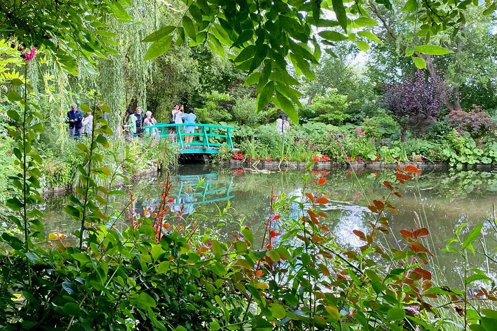 Indulge in Giverny & Versailles: A Luxurious Day Trip from Paris