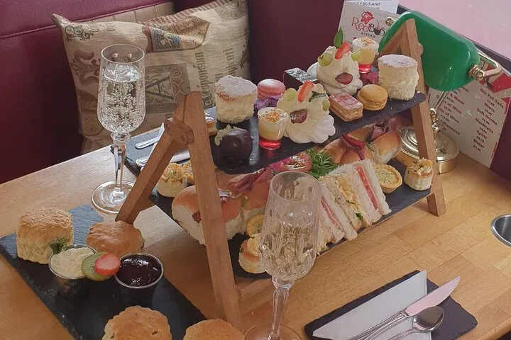 Edinburgh Tea & Sightseeing Bus Tour: Book Now!