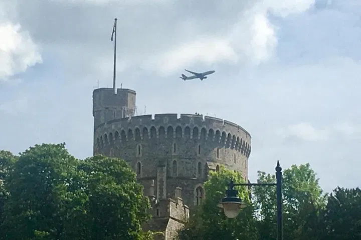 Royal Arrival: Heathrow to London via Windsor Castle's Majesty