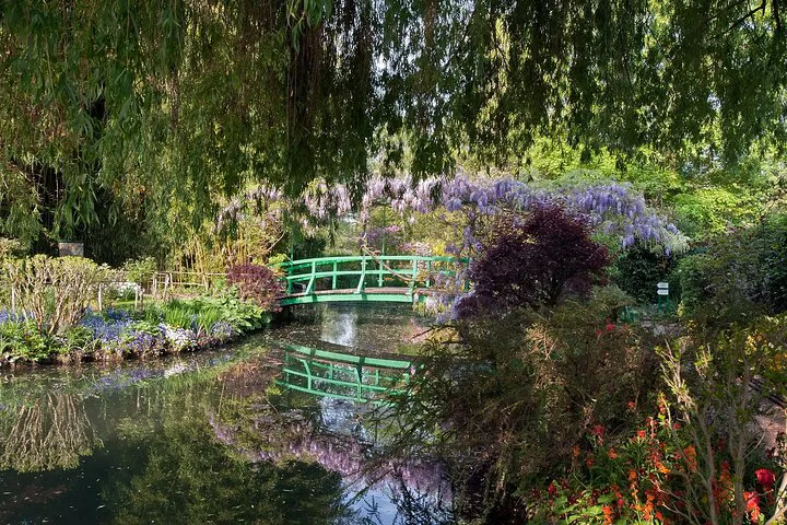 Discover Monet's Giverny & Seine River Cruise: A Parisian Escape