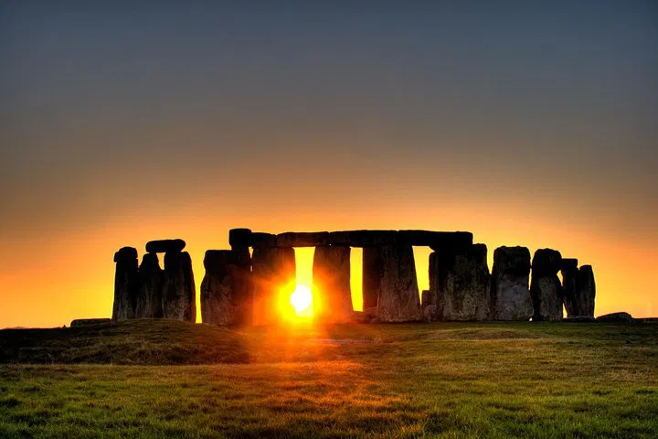 Uncover Ancient Mysteries: Stonehenge and Avebury Day Trip