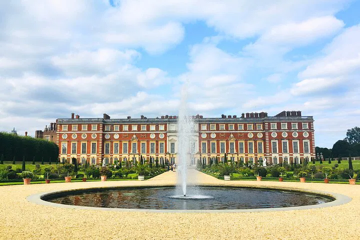 Hampton Court Palace: Half-Day Trip from London with Tickets