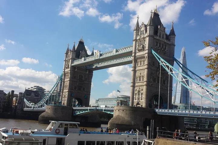 Effortless London Transfers: Private Heathrow Airport Round Trip