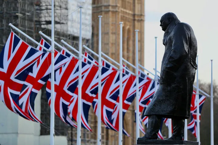 Uncover Wartime Secrets: Churchill War Rooms & London Walk