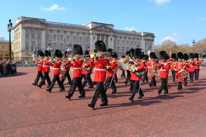 Royal London Unveiled: Witness Buckingham Palace & Guard Change!