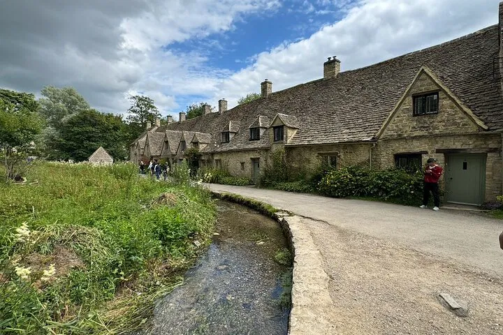 Cotswolds Unveiled: A Bespoke Taxi Tour Through England's Timeless Charm