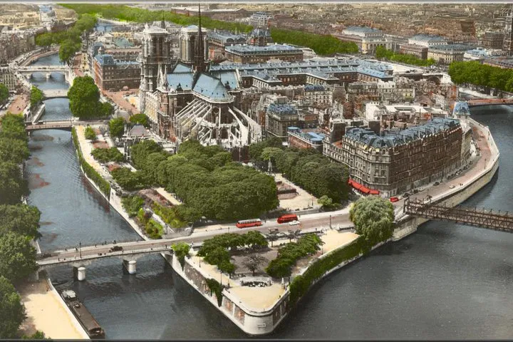 Discover Paris: Unveiling Iconic Landmarks on Foot
