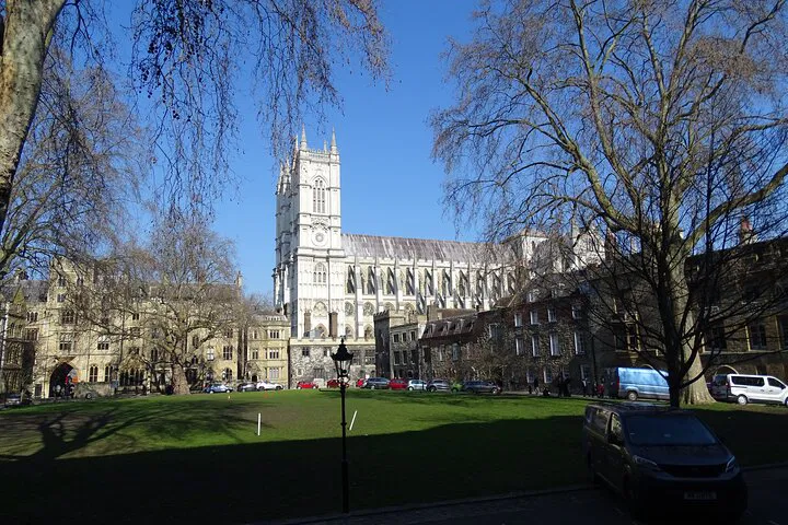 Step into Royalty: Unveiling London's Royal Heritage on an Exclusive Walking Tour!
