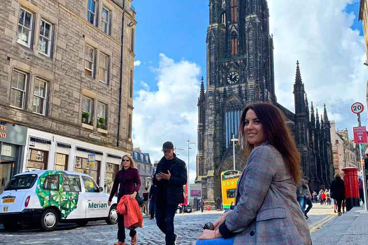 Edinburgh's Literary Footsteps: A Guided Tour Through Words & Wonders