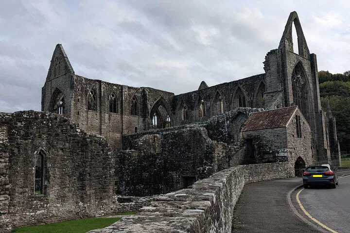 Wye Valley Private Tour: Castles, Abbeys & Roman Ruins