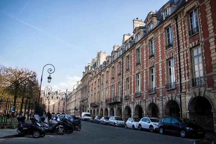 Marais Fashionista's Dream: Unveiling Parisian Style Secrets