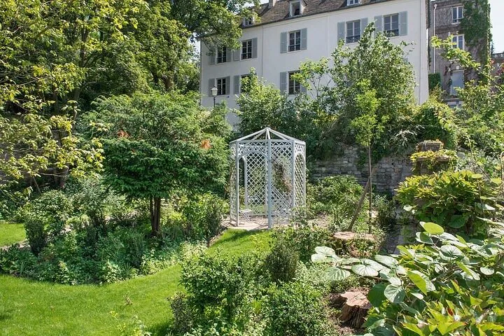 Montmartre Marvels: Unveiling Artistic Heritage & Renoir's Gardens
