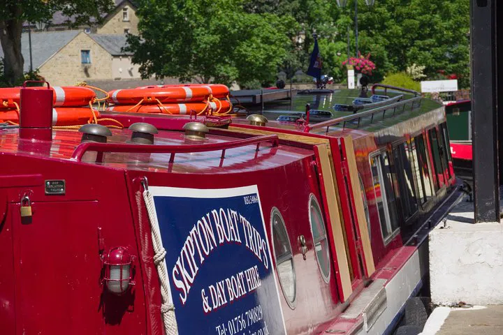 Drinks Ahoy: Canal Cruise Cocktails & Tunes in Leeds!