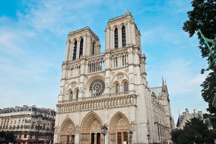 Paris History Walking Tour: Private & Iconic Sites