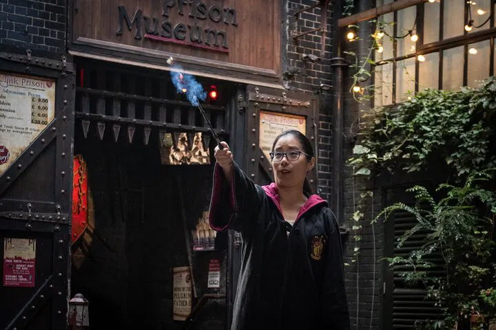 Uncover Wizarding Wonders: Harry Potter Film Tour & Clink Prison Adventure