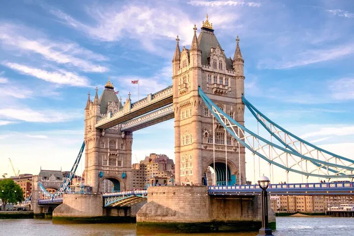 Unlock London Bridge's Secrets: A Self-Guided Mobile Adventure!