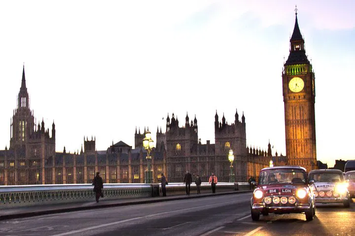 Iconic London Landmarks: A Classic Car Adventure!