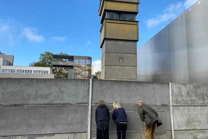 Berlin Wall Tour: Unearth Tales of Tears, Tunnels, and Triumph