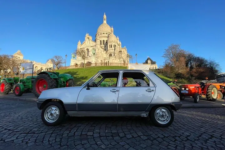 Paris by Night: Vintage Renault 5 Adventure