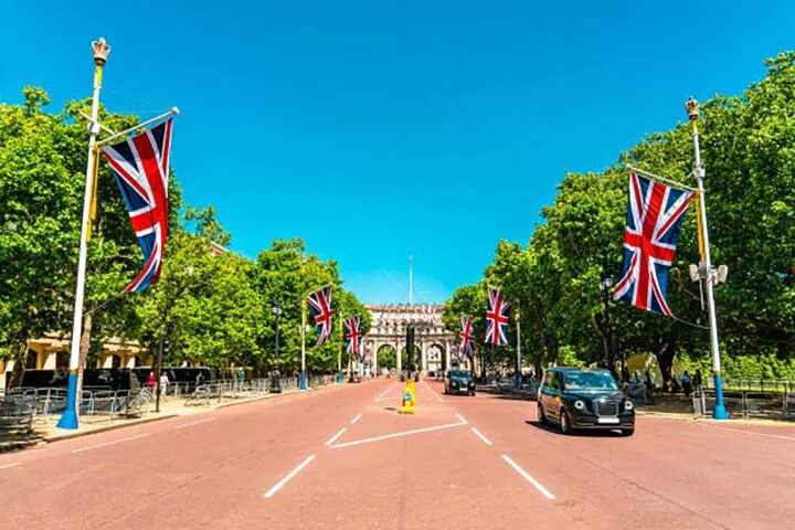 Unveiling London's Charm: A Black Taxi Treasure Hunt