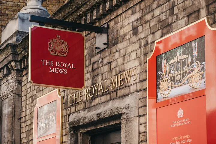 Royal London's Treasures: Skip-the-Line Queen's Gallery & Palace Tour