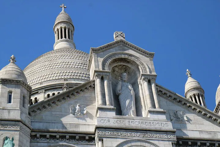 Parisian Charm: Montmartre, Dinner Cruise & Private Chauffeured Experience