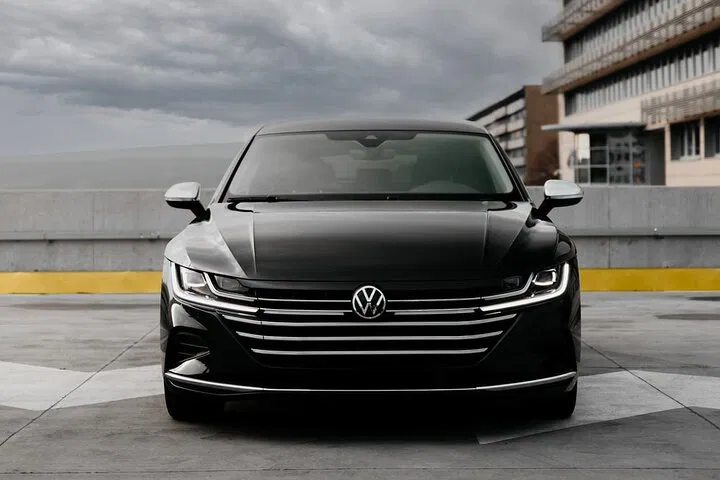 Luxury Private Transfer: Nice to Saint-Tropez in Style