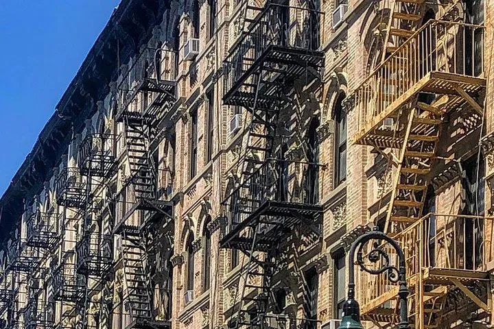 Unlock Manhattan's Secrets: A Personalized Walking Adventure