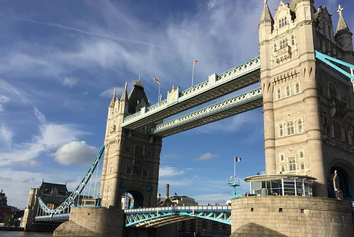 London's Centuries Unveiled: A Self-Guided Audio Journey