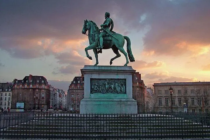 Paris Ghost Tour: Uncover Dark History & Legends