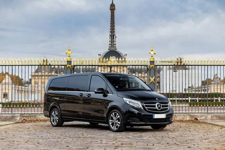 Effortless Disneyland Transfers: Private Chauffeur in Paris