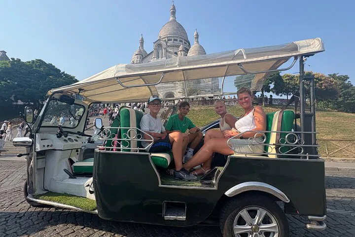 Golden Triangle Paris Private Tour: Electric Car