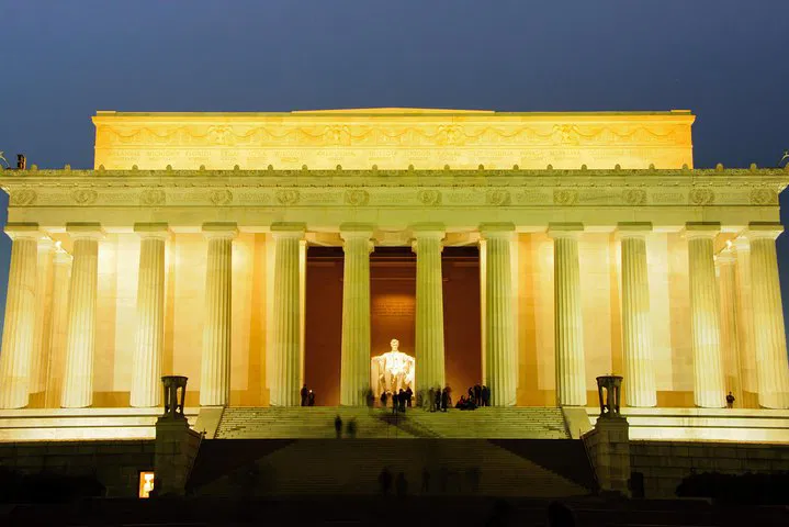 DC After Dark: Unveiling Monuments in a Nighttime Spectacle
