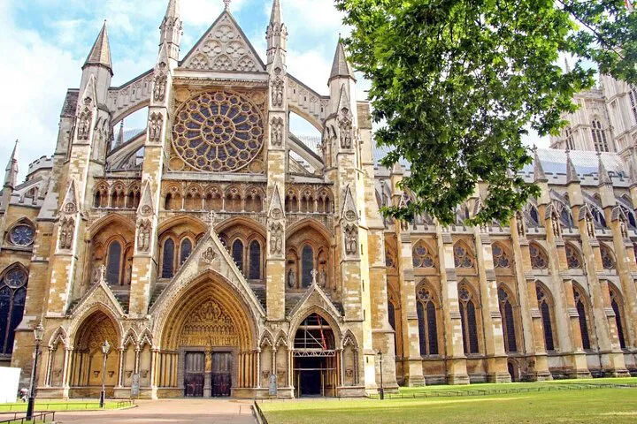 Savor London: Food Tour & Landmark Extravaganza!