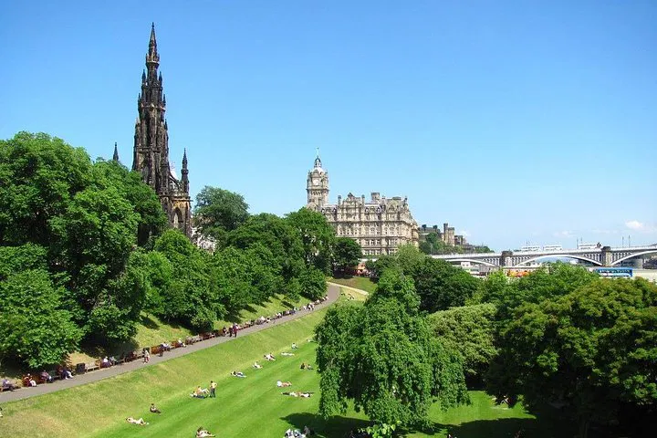Uncover Edinburgh's Secrets: An Expert-Led Walking Adventure