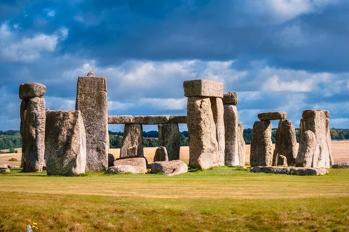 Unearth History: Private Archaeologist-Led Stonehenge, Salisbury & Avebury Tour