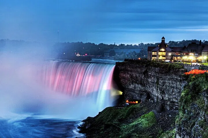 Niagara Falls Tour: Dazzling Night Walk & Fireworks!