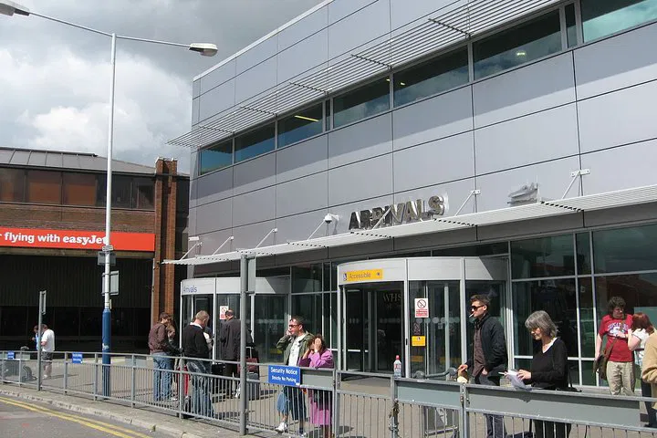 Stress-Free London Transfers: Luton Airport to Your Doorstep (E1-E14)