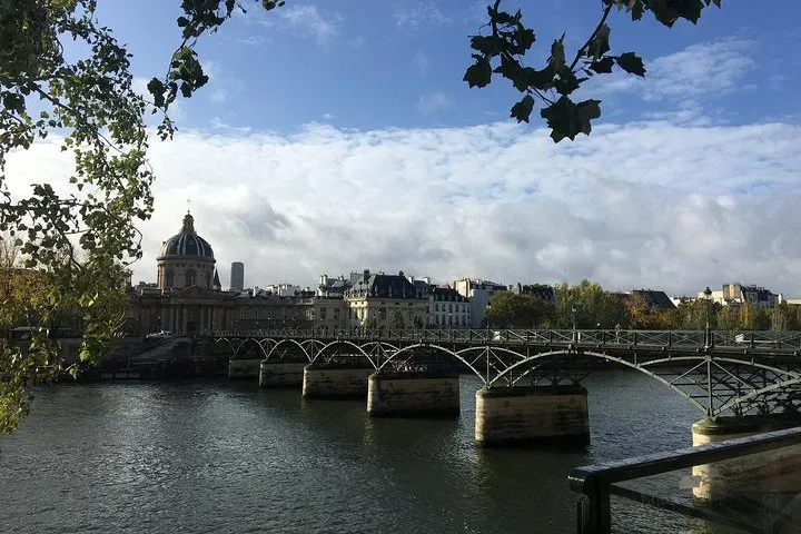 Discover Paris's Charm: An Intimate Italian Guided Tour