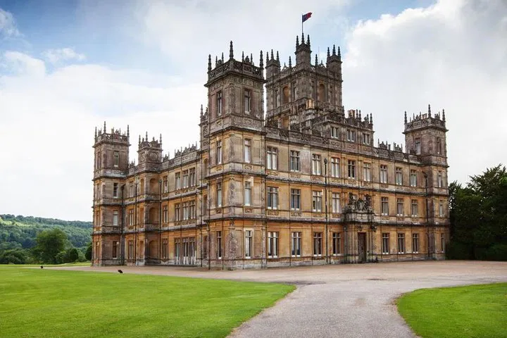 Stress-Free Highclere Castle Transfer: Private Round Trip from London